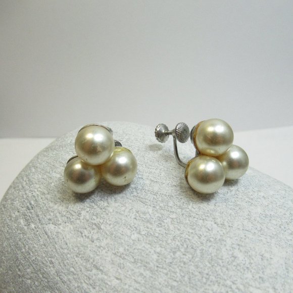 Vintage Pearl Cluster Screwback Earrings - Picture 4 of 6